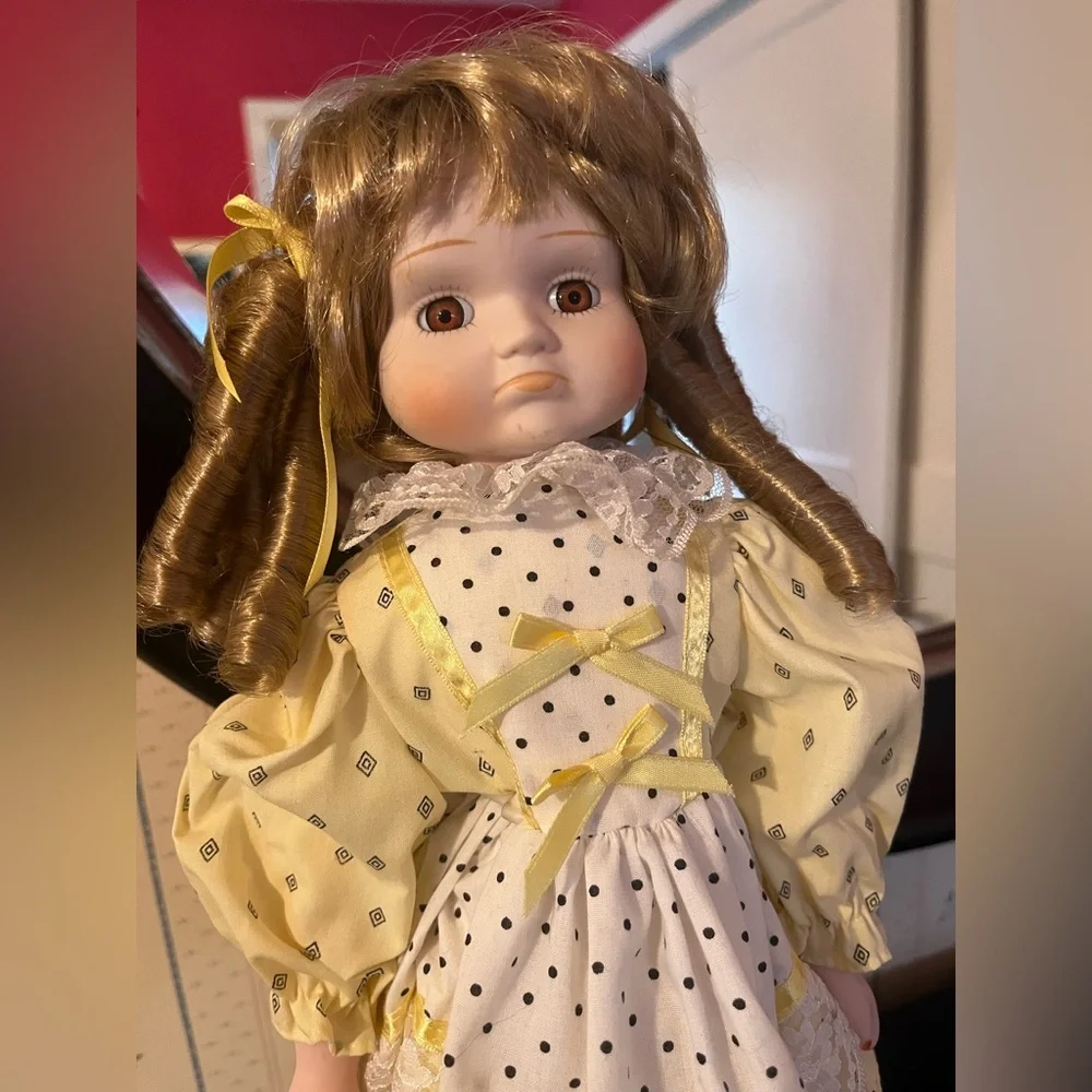 Heritage Mint Porcelain Doll - Amanda - Picture 3 of 4